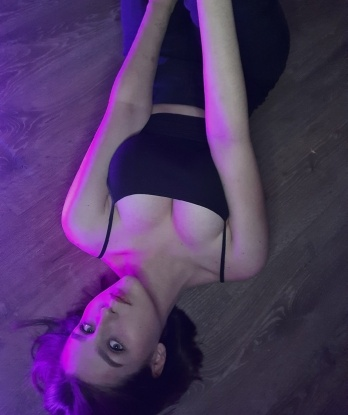 Развратная блондинка с изысканными формами приглашает к себе в гости. Погрузимся в мир страсти и удовольствия вместе. Звони прямо сейчас! 15019, 20 лет