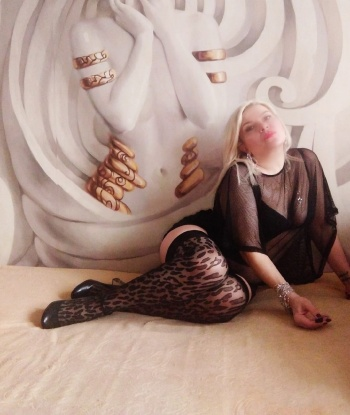 Чувственная и страстная блондинка ждет встречи с щедрым мужчиной. Приглашаю окунуться в мир наслаждений и удовольствия. Гарантирую атмосферу взаимного удовольствия и расслабления. 2174, 46 лет